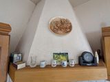 une photo d'un coin de pièce avec une horloge et des tableaux accrochés au mur