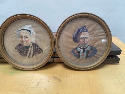 une paire de portraits anciens encadrés représentant deux femmes et un homme