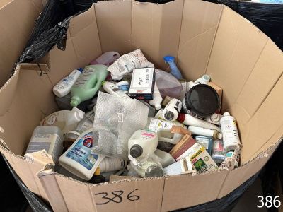 une boîte en carton remplie d'articles de toilette et d'autres produits ménagers