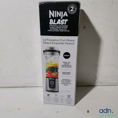 une boîte contenant un mixeur, posée sur une table