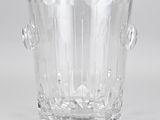 Le grand vase en verre transparent est posé sur une surface blanche.