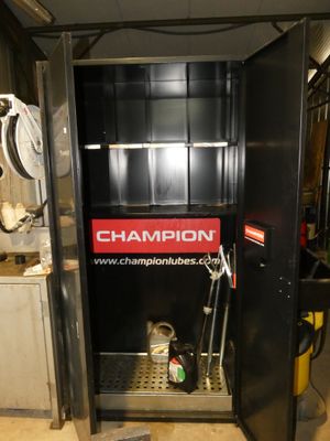 une armoire en métal noir sur laquelle est apposé un logo « Champion » rouge