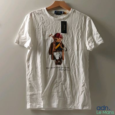 un t-shirt blanc avec un ours Polo dessiné dessus