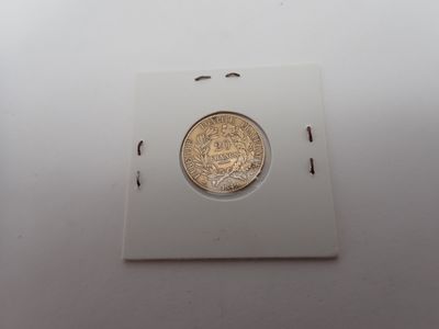 une image représentant une pièce d'or dans une boîte blanche