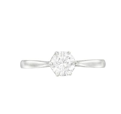 une bague en diamant avec une seule pierre au centre