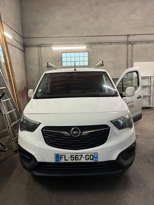une photo d'une voiture blanche dans un garage