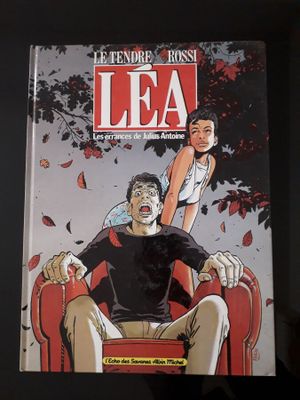 la couverture d'une bande dessinée sur laquelle figure un homme assis sur une chaise à côté d'une femme