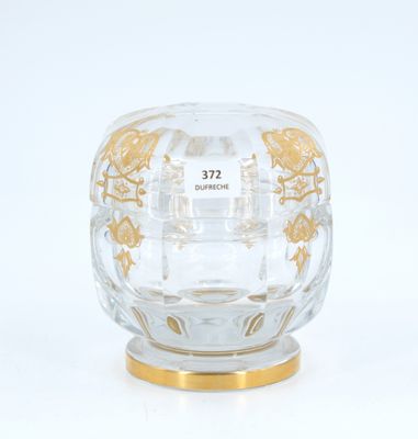 un vase en verre orné d'un motif doré