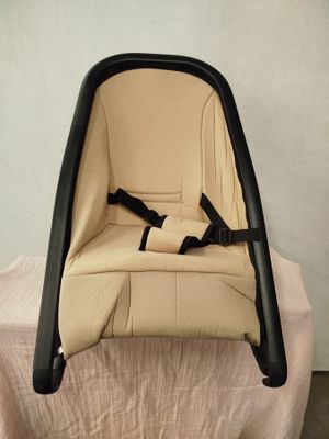 un siège auto pour bébé muni d'une ceinture de sécurité