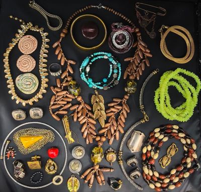 de nombreux colliers et bracelets différents disposés sur une table