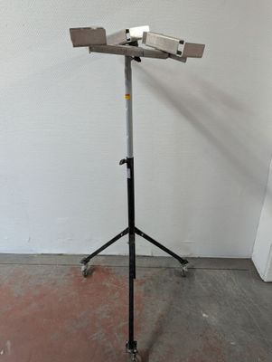une image représentant un trépied sur lequel est posé un projecteur