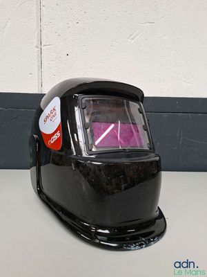 une photo d'un casque de soudage posé sur une table