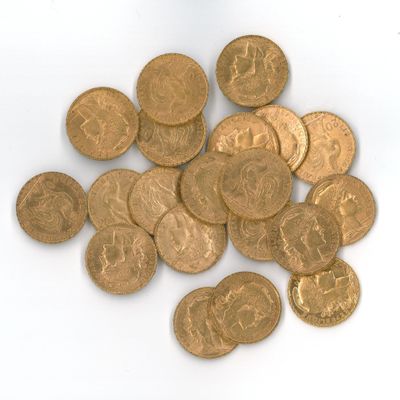 une pile de pièces d'or posée sur une surface blanche