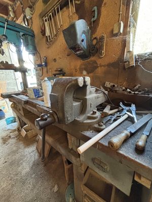 une photo d'un établi avec des outils dessus