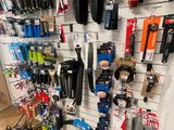 un mur recouvert de skis et de snowboards accrochés au mur