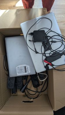 une boîte contenant un ordinateur portable et d'autres appareils électroniques