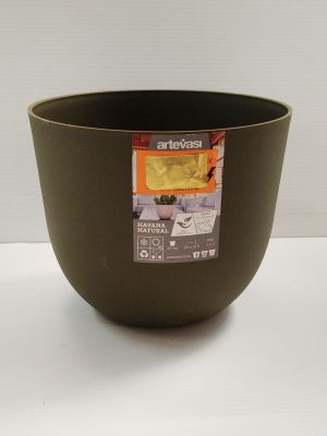 un bol marron posé sur une table, dans lequel se trouve un paquet