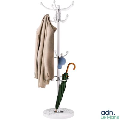 une photo d'un porte-manteau sur lequel est posé un parapluie