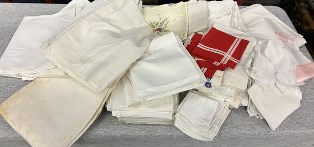 Une caisse de linge de table, dont serviettes chiffrées. Vendu en
