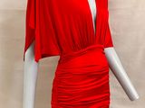 une robe rouge sur un mannequin, un mannequin, un mannequin, un mannequin, un mannequin, un mannequin