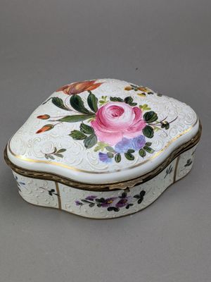 Jules TIELES Boîte polylobée en porcelaine à décor floral, s…