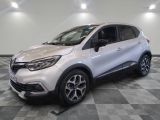 une voiture blanche garée sur un sol en damier dans un garage