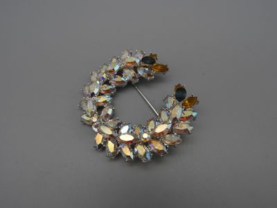 Broche en strass irisé couronne de Laurier.