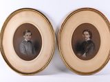deux portraits encadrés représentant deux hommes en tenue de cérémonie, l'un en costume et l'autre avec un nœud papillon