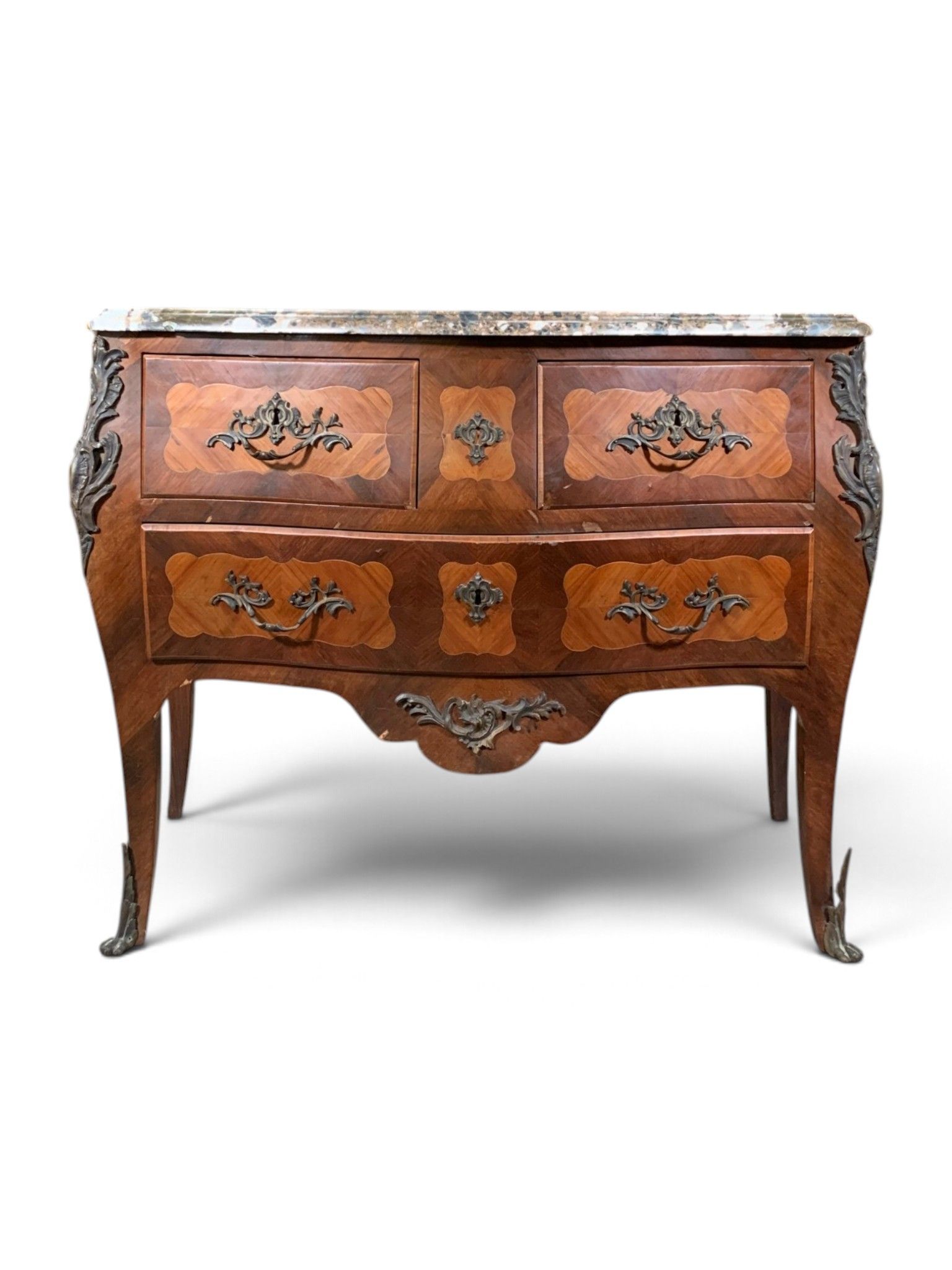 Commode sauteuse galbée en bois de placage, ouvrant par troi…