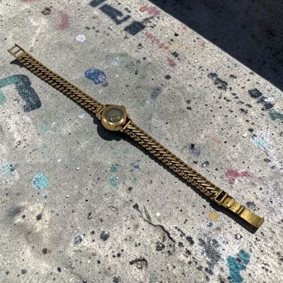 une montre qui est posée par terre