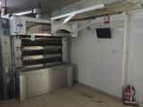 une image d'un four à pizza commercial dans une cuisine