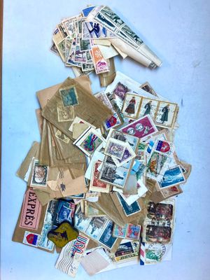 une photo montrant une pile de timbres posée sur une table