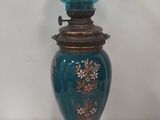 deux vases posés sur une table en marbre