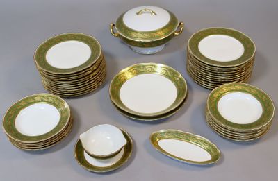 beaucoup d'assiettes et de bols sur la table