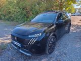 une photo d'un SUV noir garé sur un parking