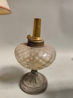 Une lampe de chevet, pied en pierre dure figurant un vase Mé… (photo 3)