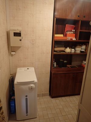 une petite machine à laver et un sèche-linge dans un coin de la pièce