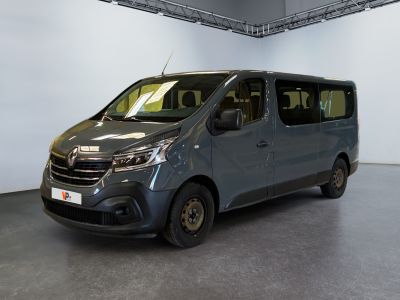 une camionnette grise garée à l'intérieur d'un bâtiment