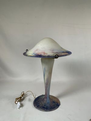 une lampe posée sur une table à côté d'une lampe