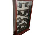 une vitrine en verre contenant de nombreux objets