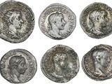 six pièces de monnaie romaines antiques sur lesquelles figurent des portraits d'hommes et de femmes