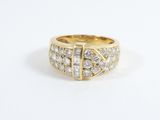 gros plan d'une bague en or avec des diamants sur fond blanc