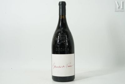 une bouteille de vin posée sur une table