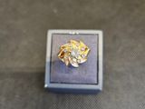 l'image d'une bague en or sertie d'un diamant