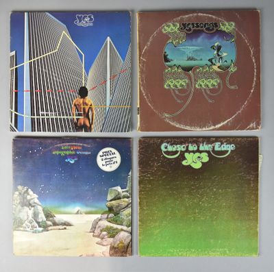 quatre pochettes d'album représentant une femme debout devant un immeuble