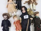 beaucoup de poupées accrochées au mur