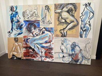 un tableau accroché au mur d'une pièce où se trouvent de nombreux tableaux
