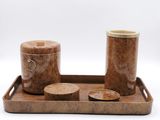 une image représentant un plateau en bois sur lequel se trouvent deux tasses et un récipient