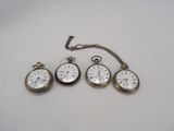 Quatre types différents de montres de poche sont exposés sur un fond blanc