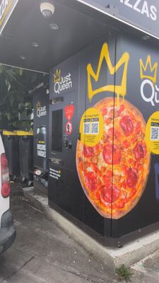 un graffiti sur le mur d'un immeuble représentant une pizza